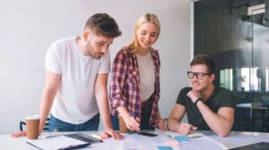 Blogger Review Produk: Cerita di Balik Ulasan Blogger Indonesia yang Membangun Kepercayaan Konsumen